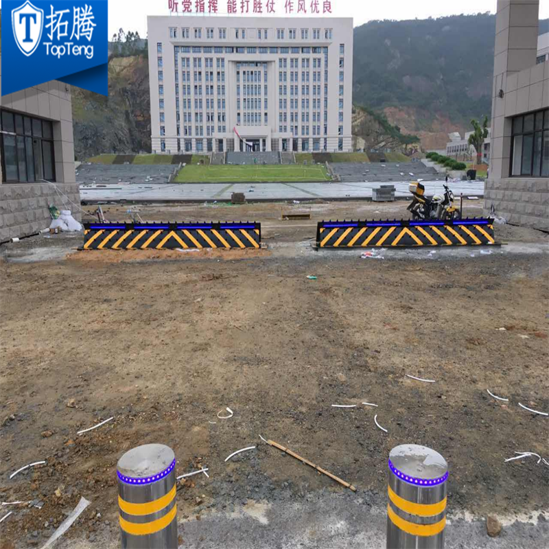 西部戰區某部隊翻板路障機